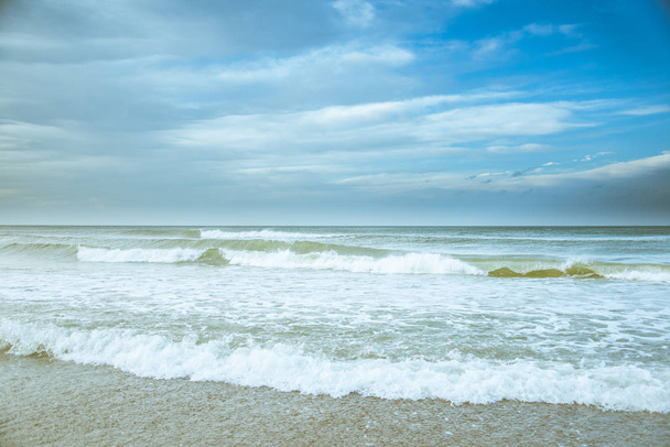 Océano olas rompiendo en la orilla
 - Foto, imagen
