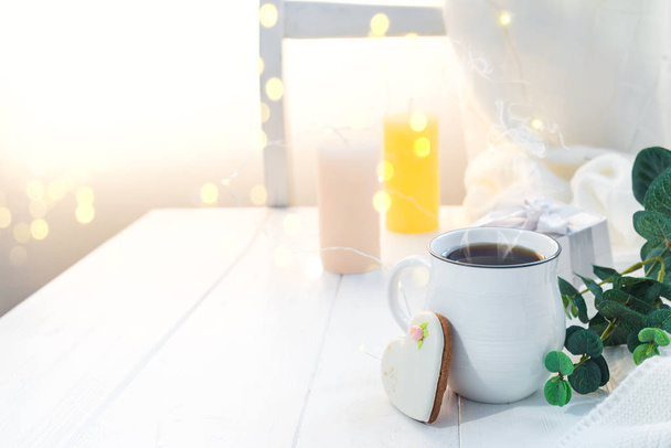 Κούπα καφέ πλεκτό κασκόλ για την παραμονή στην ξύλινη θήκη στο κρεβάτι, χώρο αντίγραφο. Καλημέρα πρωινό - Φωτογραφία, εικόνα