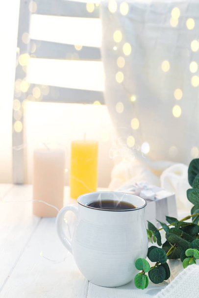 Xícara de café com cachecol de malha em ficar na bandeja de madeira na cama, espaço de cópia. Bom dia Café da manhã
 - Foto, Imagem