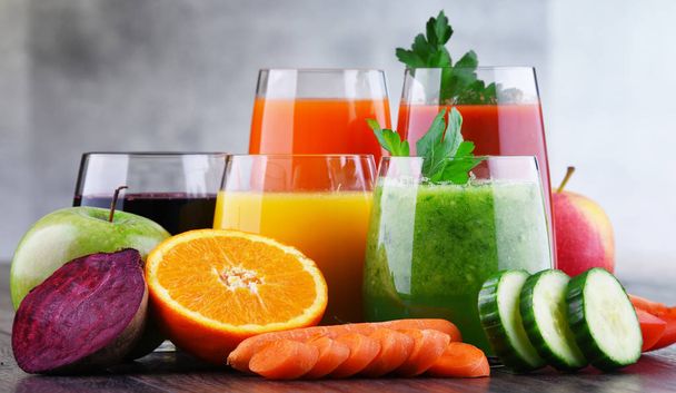 Очки со свежими органическими овощными и фруктовыми соками. Детоксикация - Фото, изображение