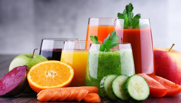 Bicchieri con verdure fresche biologiche e succhi di frutta. Dieta Detox - Foto, immagini