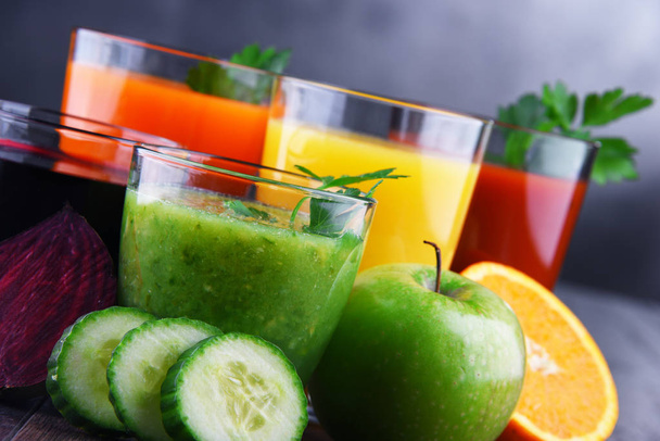 Очки со свежими органическими овощными и фруктовыми соками. Детоксикация - Фото, изображение