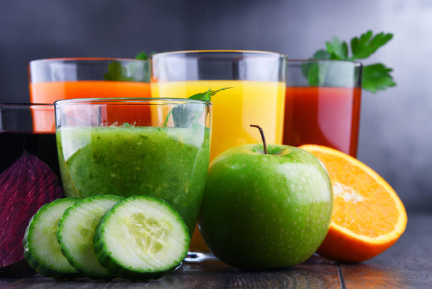Óculos com vegetais orgânicos frescos e sucos de frutas. Dieta de desintoxicação - Foto, Imagem