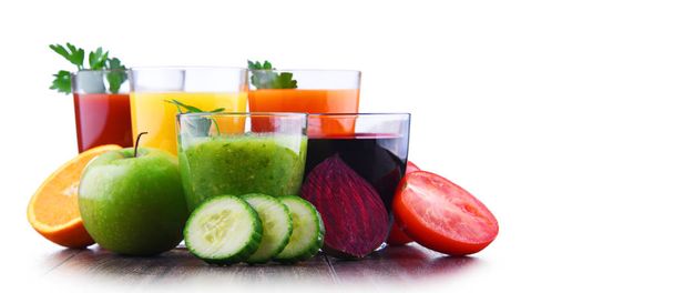 新鮮な有機野菜やフルーツジュースとメガネ.デトックスダイエット - 写真・画像