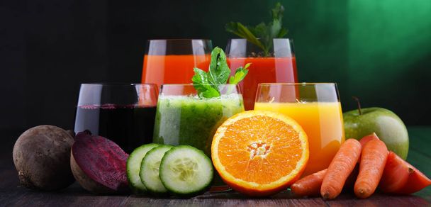 Vasos con zumos de frutas y vegetales orgánicos frescos. Dieta de desintoxicación - Foto, Imagen