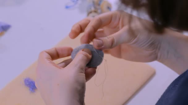Дизайнерське виготовлення брошки ручної роботи
 - Кадри, відео