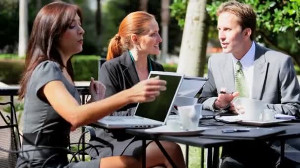 Міський бізнес колеги п'ють каву на відкритому повітрі
 - Кадри, відео