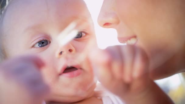 Madre tierna beso para bebé
 - Metraje, vídeo