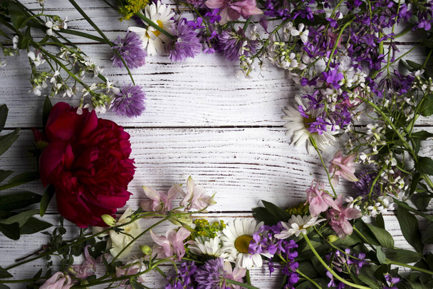 Rood, wit en lila bloemen op witte houten achtergrond, Flatley - Foto, afbeelding