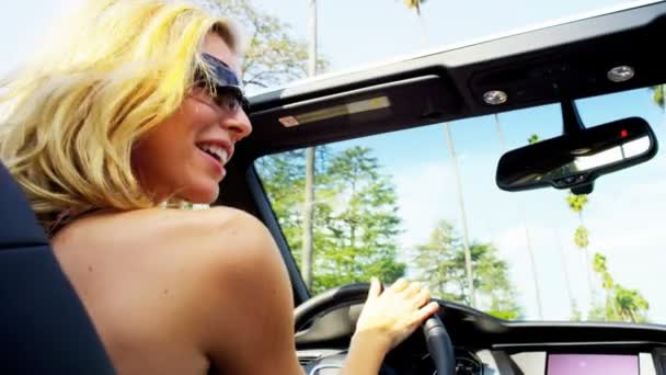Meninas caucasianas dirigindo carro de luxo em férias
 - Filmagem, Vídeo