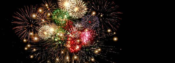 暗い背景、新年休日コンセプトにお祝いの美しいカラフルな花火 - 写真・画像