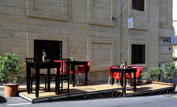 Birgu, Malta - 10 de outubro de 2018: restaurante vazio à frente dos visitantes
 - Foto, Imagem