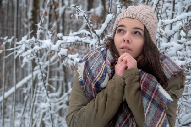 Портрет зимової дівчини з шарфом, капелюхом. Краса радісна модель холодна в зимовому парку. Красива молода жіноча природа, насолоджуючись природою
, - Фото, зображення
