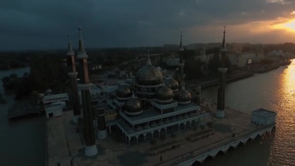 結晶モスクまたはマスジッド クリスタル Wan 男、トレンガヌ, マレーシアのモスクであります。スチール、ガラス、結晶の壮大な構造、モスクにある島でイスラム遺産公園. - 映像、動画