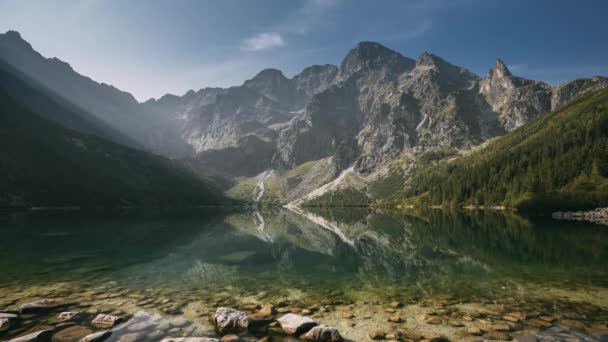 Tatran kansallispuisto, Puola. Kuuluisa Mountains Lake Morskie Oko Tai Sea Eye Lake Kesäaamuna auringonnousu. Kaunis auringonsäteet yläpuolella Tatras järven maisema
. - Materiaali, video