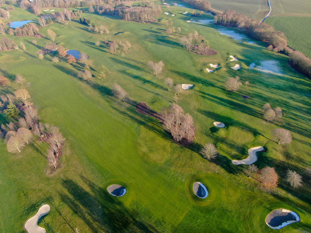 Vista aérea de um belo campo de golfe verde durante o inverno no sul da Bélgica, Europa
. - Foto, Imagem