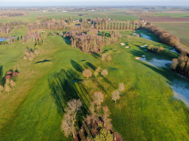 Ilmakuva kauniille vihreälle golfkentälle talvella Etelä-Belgiassa, Euroopassa
. - Valokuva, kuva