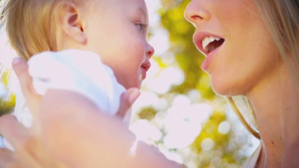Mãe e bebê sorridente em close up
 - Filmagem, Vídeo