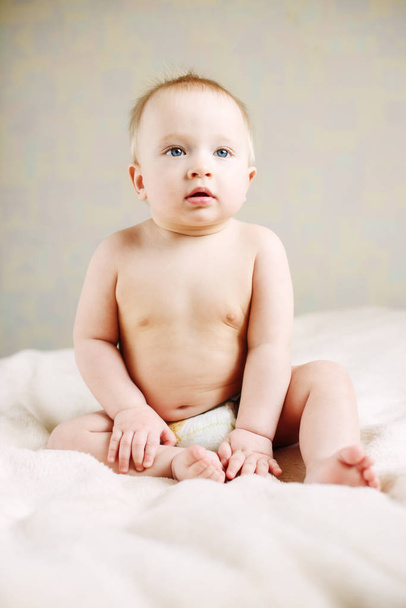 sweet baby boy sitting on the bed - Foto, imagen