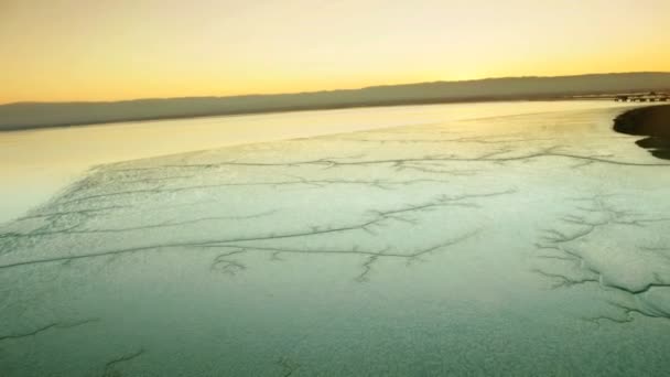 Letecký pohled na západ slunce bažinách a soli rybníků - Záběry, video