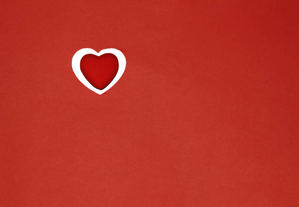 Κόκκινο χαρτί υπόβαθρο για το σχεδιασμό για την ημέρα του Αγίου Βαλεντίνου. Διακοσμητική καρδιά από κόκκινη τσόχα. Θέα από ψηλά. Ημέρα του Αγίου Βαλεντίνου έννοια - Φωτογραφία, εικόνα