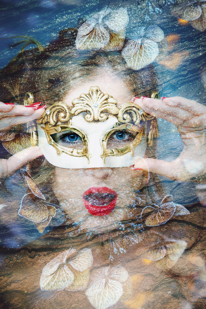 φαντασία πορτρέτο του όμορφη γυναίκα με διπλή έκθεση Καρναβάλι ενετικό μάσκα  - Φωτογραφία, εικόνα