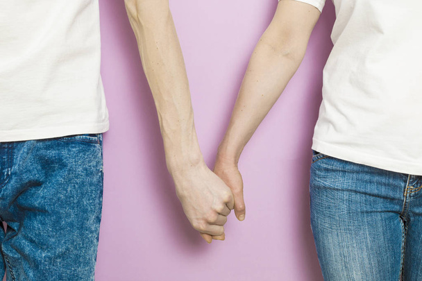 Две влюблённые пары, мужчина и женщина, держатся за руки
.  - Фото, изображение