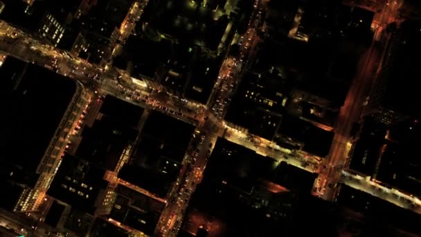 Вертикальні повітряних нічний погляд освітленій місто хмарочосів, США - Кадри, відео