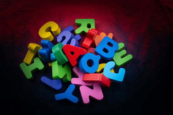 Kolorowe litery alfabetu wykonane z drewna - Zdjęcie, obraz