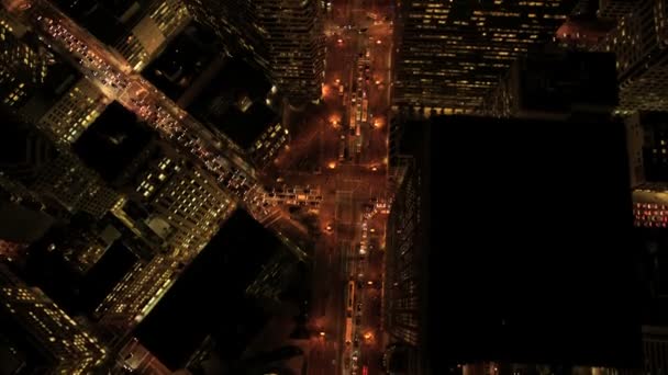letecké noci vertikální pohled mrakodrapů v městské moderní společnosti, usa - Záběry, video