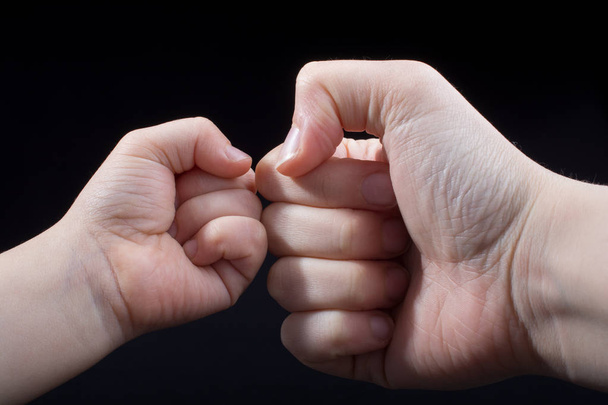 Ruce zaťaté pro gesto pěsti v černé - Fotografie, Obrázek