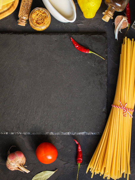 macarrão, ingredientes, tomate (ardósia na mesa
) - Foto, Imagem