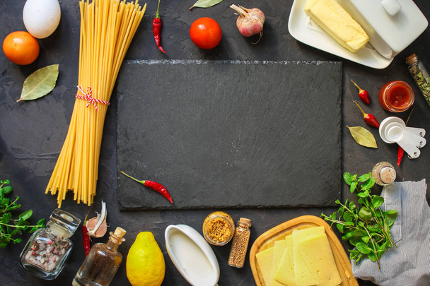 макароны, ингредиенты, помидоры (шифер на столе)
) - Фото, изображение
