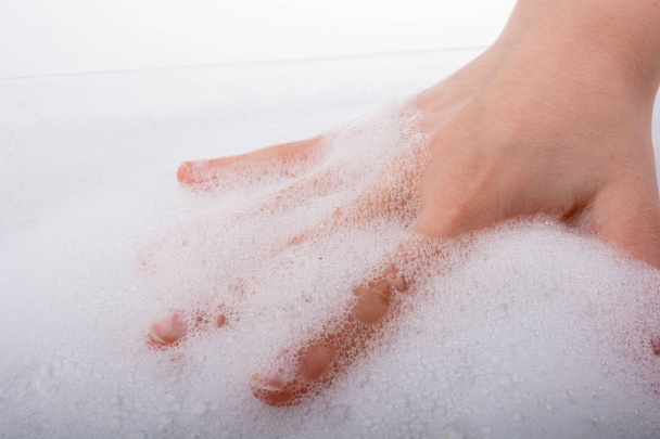 Ruční mytí a mýdlová pěna na pěnivém pozadí - Fotografie, Obrázek