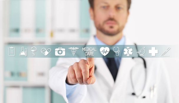Ο γιατρός χέρι αγγίζει ιατρική περίθαλψη κείμενο, σύμβολα και εικονίδια στην εικονική οθόνη - Φωτογραφία, εικόνα