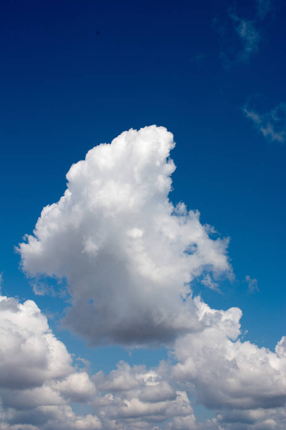 Céu azul nublado com nuvens brancas e cinzentas
 - Foto, Imagem