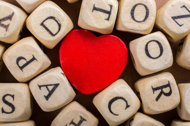 Fából készült szerelem piros ikon és a levél kocka - Fotó, kép