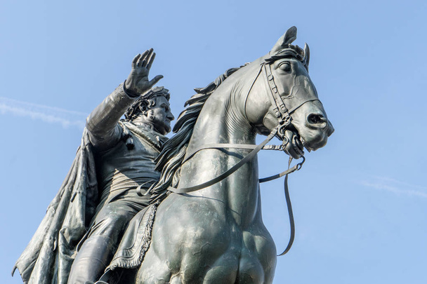 Пам'ятник Карл серпня у Веймарі перед Синє небо - Фото, зображення