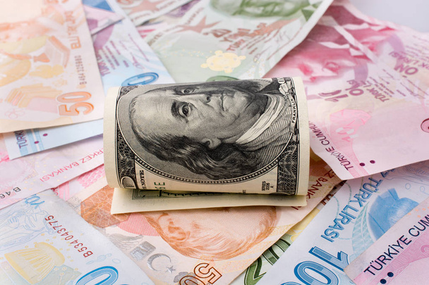 Amerikai dollár-bankjegyek és Turksh líra bankjegyeit egymás mellett a fehér háttér - Fotó, kép