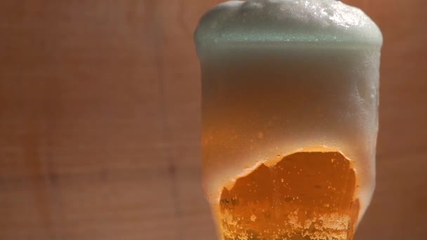 Cold mug of beer in a bar - Záběry, video