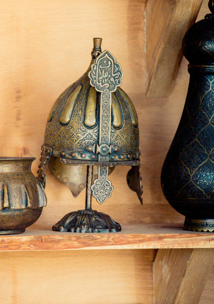Dekoracyjne metalowe hełmy wojowników tureckiego imperium osmańskiego - Zdjęcie, obraz