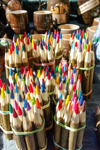 hout gedekt kleurrijke potloden gebonden in bundels - Foto, afbeelding