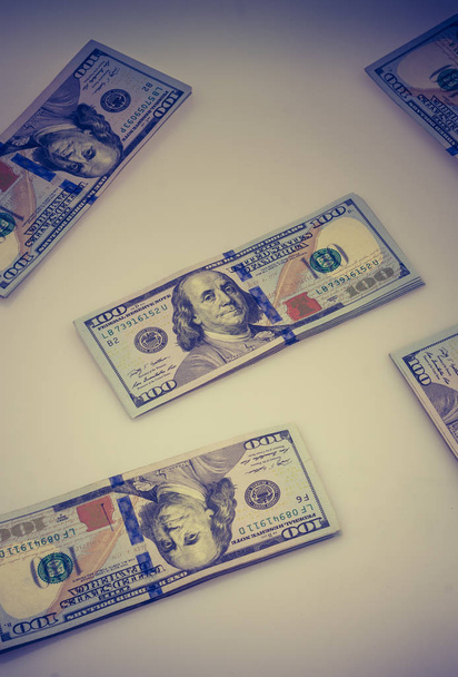 Americký 100 dolaru bankovek svazky jsou umístěny na bílém pozadí - Fotografie, Obrázek