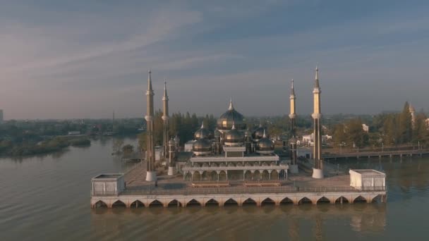 Το Crystal Τζαμί ή το Masjid Kristal είναι ένα τζαμί στο Wan άνθρωπος, Terengganu, Μαλαισία. Ένα μεγάλο δομή που κατασκευάζονται από ατσάλι, γυαλί και κρύσταλλο, το Τζαμί βρίσκεται στο πάρκο ισλαμική κληρονομιά του νησιού. - Πλάνα, βίντεο