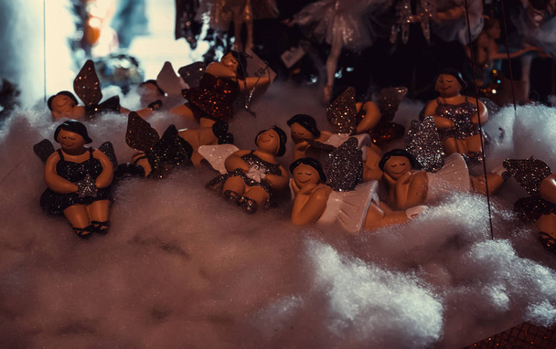 Anjos de Natal na loja de decoração, vitrine em festas
 - Foto, Imagem