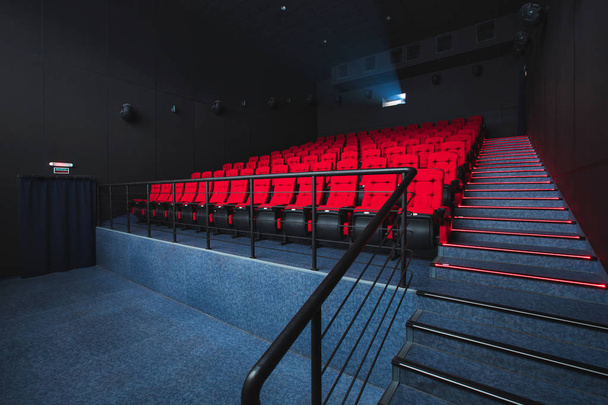Rusia, Nizhny Novgorod - 26 de mayo de 2014: Cine Sormovsky. Asientos de sala de cine rojo vacíos, sillas cómodas y suaves. Vista panorámica del auditorio
 - Foto, imagen