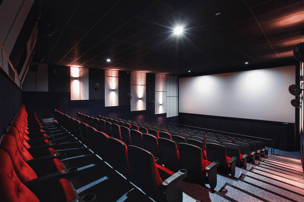 Russie, Nijni Novgorod - 26 mai 2014 : Sormovsky Cinema. Salles de cinéma rouges vides, chaises confortables et douces. Vue perspective de l'auditorium avec espace blanc à l'écran
 - Photo, image