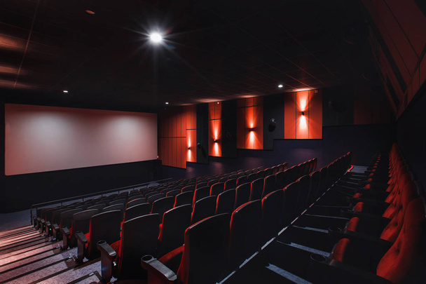 Rusko, Nižnij Novgorod - 26. května 2014: Sormovsky Cinema. Prázdná červená hala kinech, pohodlné a měkké židle. Zobrazení Perspektiva hlediště - Fotografie, Obrázek