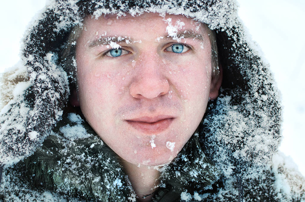 havas ruha kék szemű északi férfi képmása - Fotó, kép