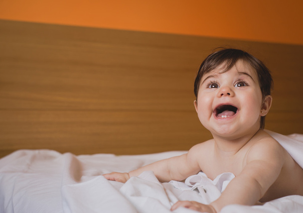 Χαμογελώντας μωρό γυμνή στο κρεβάτι - Φωτογραφία, εικόνα
